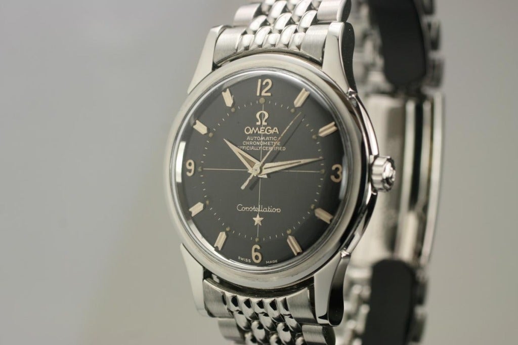 This is an exceptional example of a 1960s Omega Constellation in stainless steel. The black gilt pie-pan quadrant dial is in excellent condition. The case and the constellation logo on the back of the watch are in beautiful condition. The watch