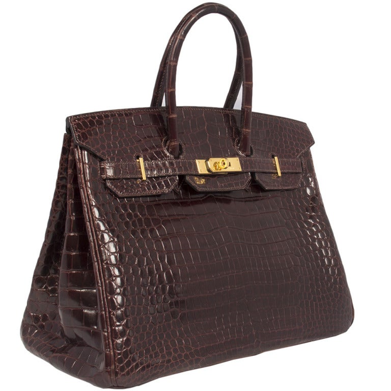 This is a beautiful pre- loved luxury item from our collection.  The corners are slightly used. The leather is supple and is in great shape. The hardware is not tarnished. 

Stamp: I (2005)

Comes with Lock, Key, and Dust-bag. We do not ship
