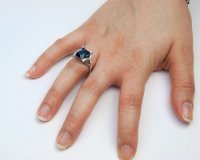 Wunderschöner Ring aus Schweizer Blautopas, akzentuiert durch einundvierzig runde Diamanten im Brillantschliff, die sich bis zum Schaft erstrecken und ca. 0,60 ct. wiegen. Der Schweizer Blautopas im konkaven Kissenfacettenschliff misst ca. 11 mm x 9