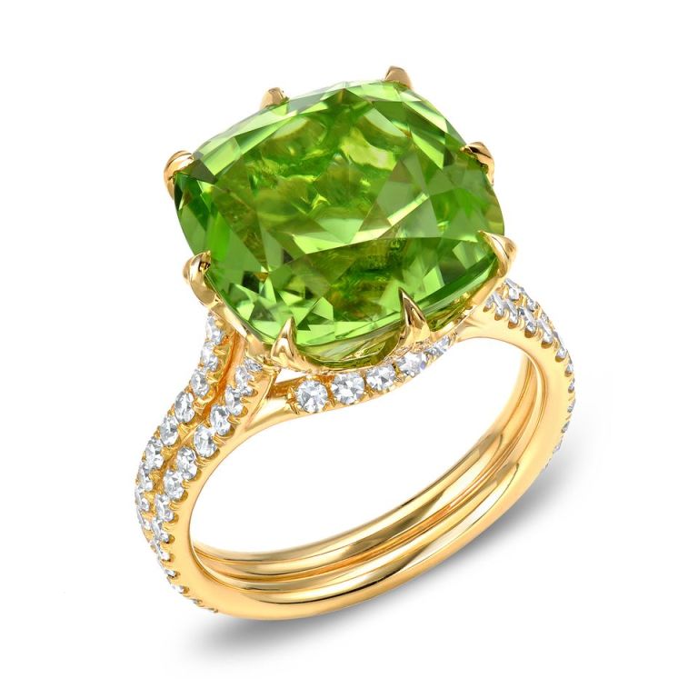 Tamir Exceptional Cushion Peridot And Diamond Yellow Gold Web Ring In New Condition In Beverly Hills, CA