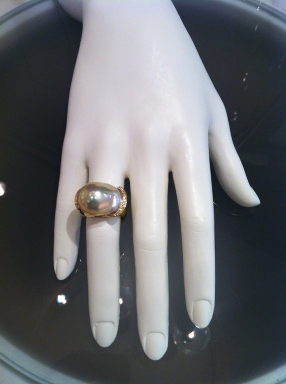 Susan Sadler One of a Kind Freshwater Pearl White Diamond Curve Gold Ring In New Condition In Dallas, TX