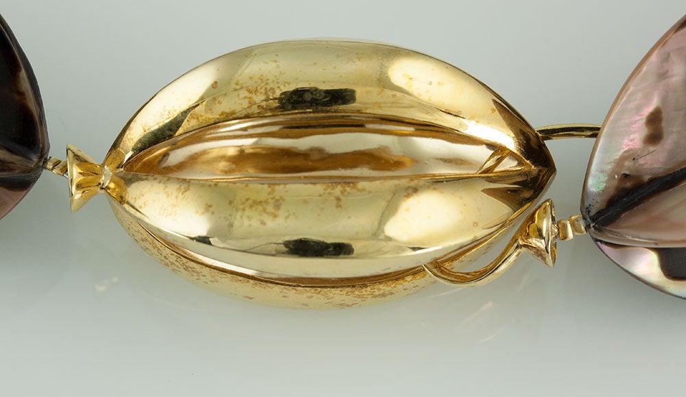 Auffällige Carambola Grau Gold Perlmutt Stern Frucht Halskette, bestehend aus neun Muschel / Perlmutt Perlen, die jeweils ca. 55mm x 40mm; zusammengehalten von einem fabelhaften koordinierenden handgefertigten vergoldeten Sterling Silber Verschluss,