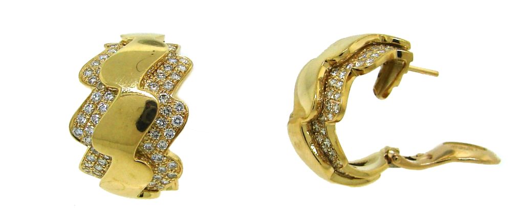 Classy and elegant hoop earrings created by Van Cleef & Arpels in the 1980s.
Made of 18 karat yellow gold and set with round brilliant cut diamonds (F-G color, VS1 clarity, total weight approximately 0.66 carat).
Measurements: 7/8 x 1/2 inch (2.2 x