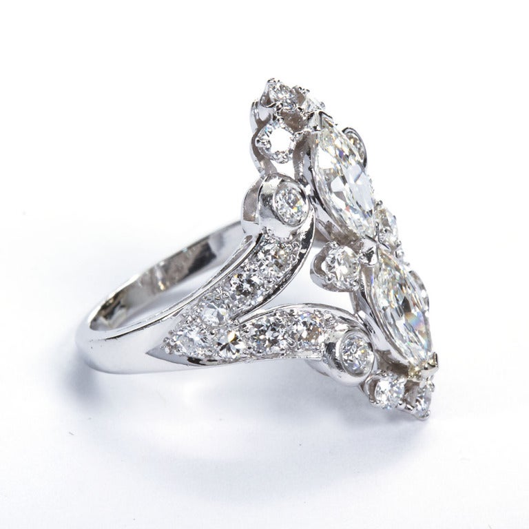 Elegant 1940s Diamond Platinum Ring In Excellent Condition In Lakewood, NJ