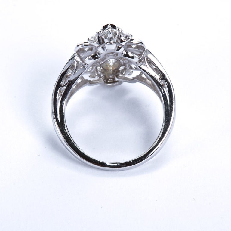 Women's Elegant 1940s Diamond Platinum Ring
