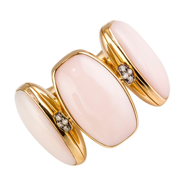 Stylish and unusual diamond and coral ring in 18K pink gold by  de Grisogono. It features 3 very high quality 