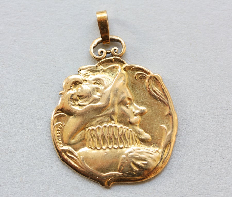 An 18 carat gold Art Nouveau medaille bijou representing Cyrano de Bergerac, the main character from the play by Edmond Rostand (1868-1918), gesigneerd: F. Rasumny, monogrammed: PM, France, circa 1900.

Felix Rasumny (1869-1940) was a Russian
