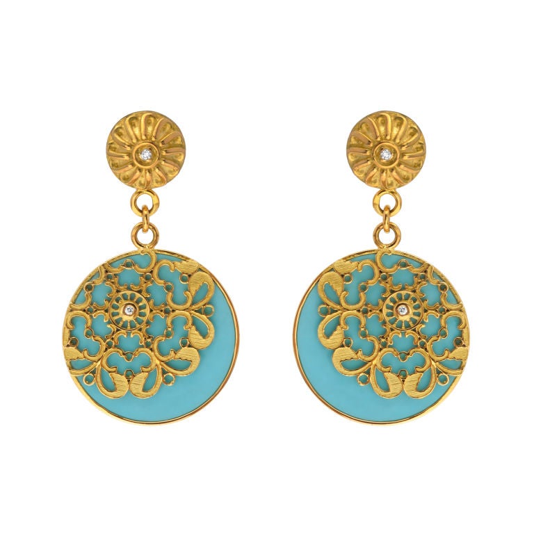 Beautioful pair of yellow 18K gold earrings with gold lace motif over turquoise medallions and accented by small diamonds.<br />
<br />
Description: Une paire de boucles d'oreilles en or jaune 18k sertie de 2 motifs dentelles en or jaune 18K, 2