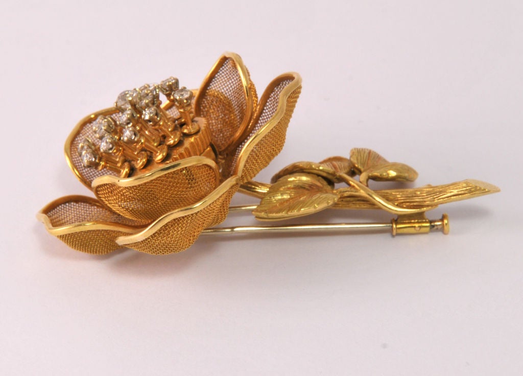 An 18 carat yellow gold articulated flower brooch, set with 20 diamonds (approx 1 carat).