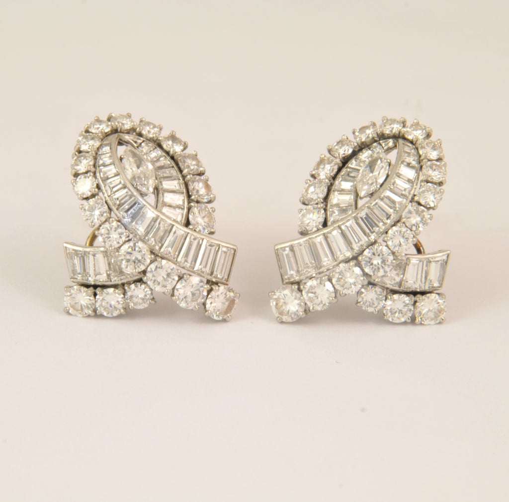 Art Deco An Elegant Pair of  Diamond Earrings