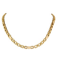 An Elegant Yellow Gold Necklace
