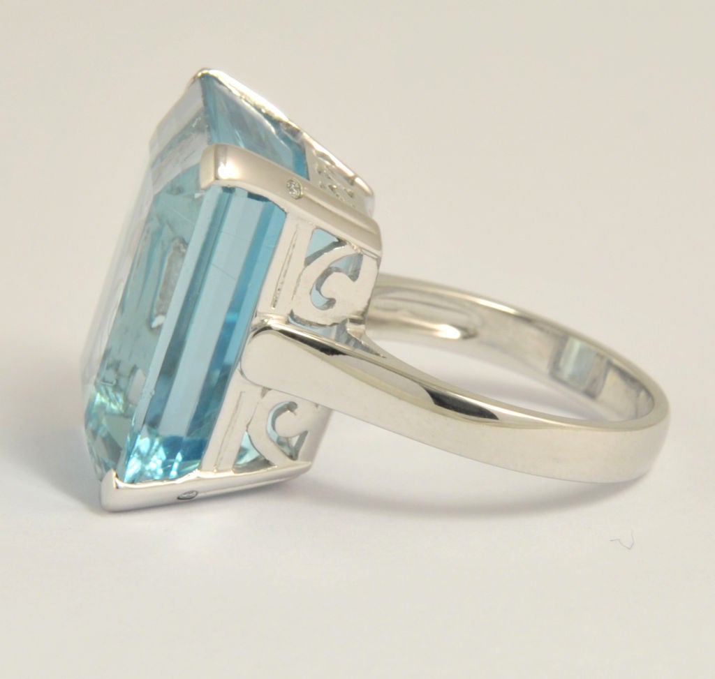 An 18K white gold ring set with an impressive 25,75 carats emerald cut aquamarine.<br />
The mounting is enhanced with 4 pointed diamonds, one on each claw