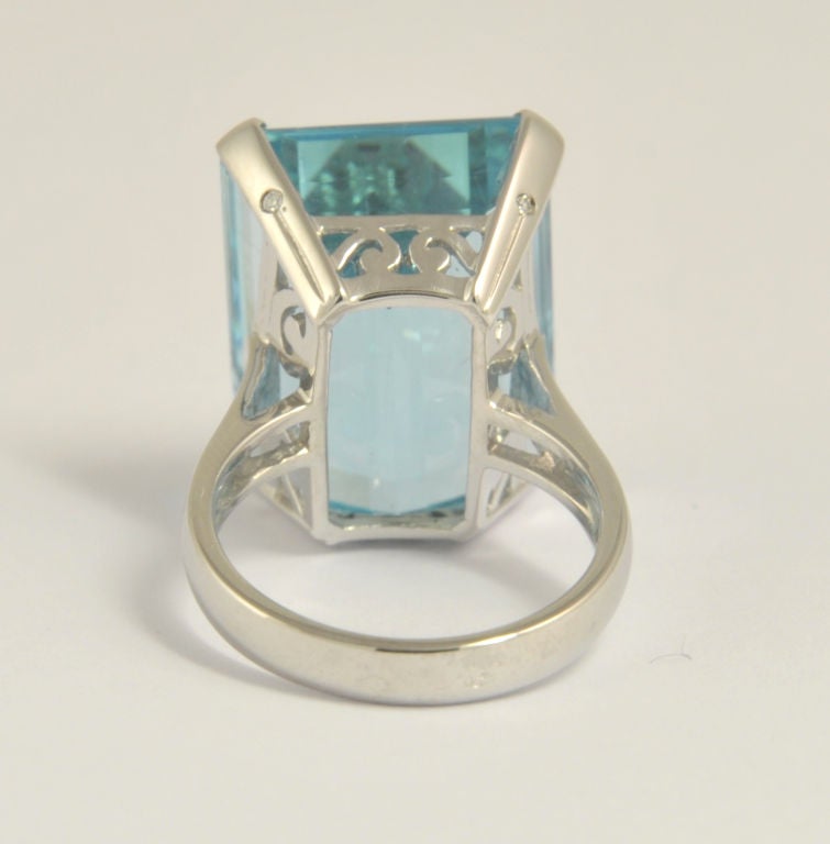Women's An Impressive 25, 75 carats Aquamarine Ring For Sale