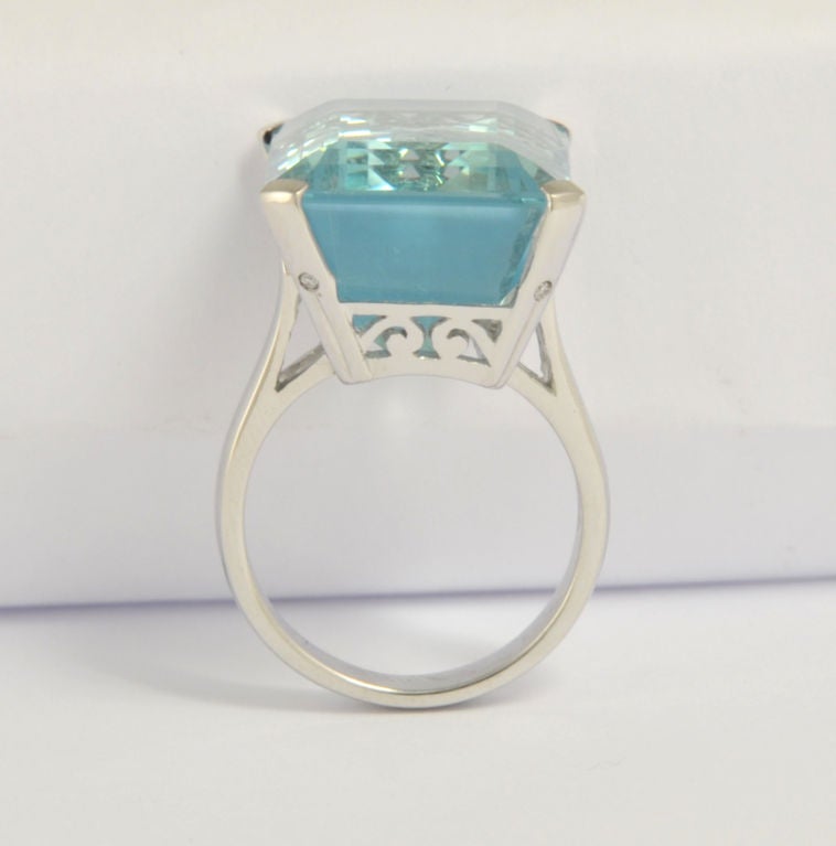 An Impressive 25, 75 carats Aquamarine Ring For Sale 1