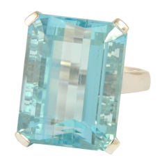 An Impressive 25, 75 carats Aquamarine Ring