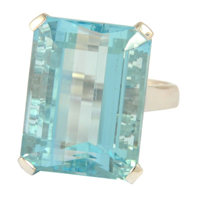 An Impressive 25, 75 carats Aquamarine Ring For Sale