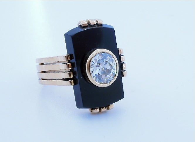 A very elegant 18 k yellow gold ring set with onyx and a 0,80 ct oval dimond