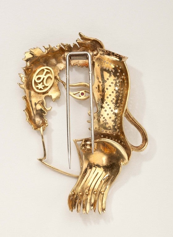An 18 karat gold clip brooch of 