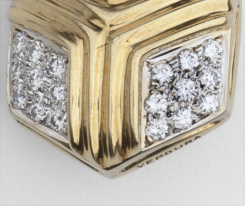 Ein elegantes Paar sechsseitiger Ohrringe von Verdura aus 18 Karat Gold mit drei Karat Diamanten.  Jedes Segment des Ohrrings ist in drei Quadranten mit geripptem Gold und eingefassten Diamanten unterteilt.  Insgesamt gibt es 54 Diamanten im