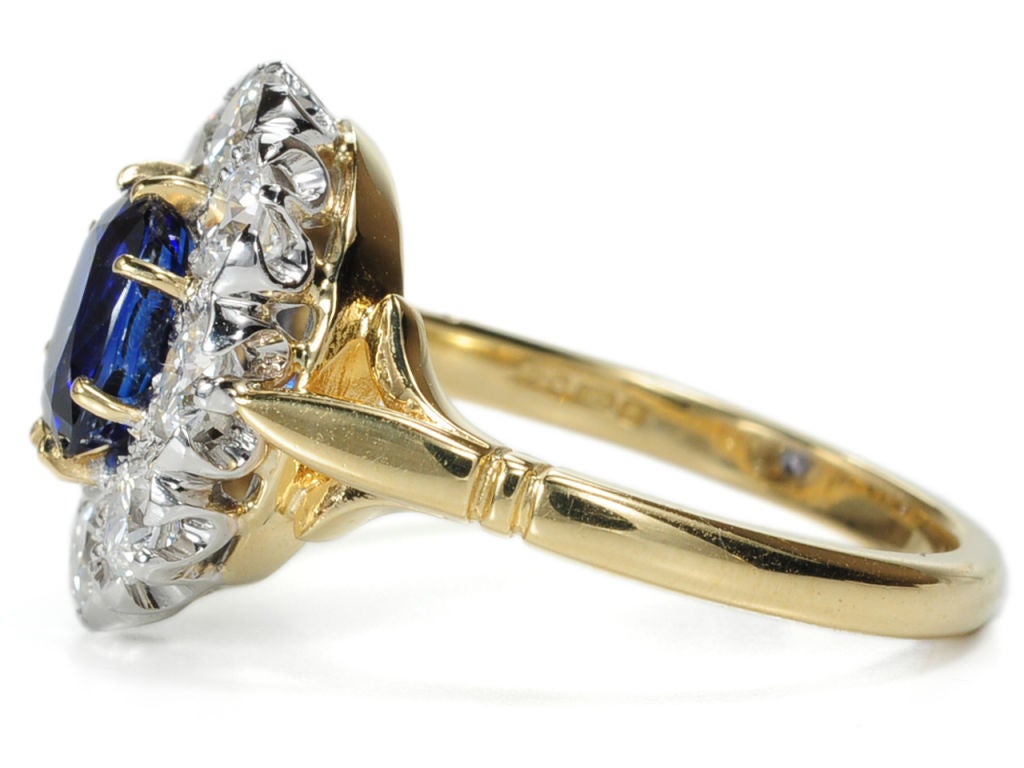 Look of the Decade: Sapphire Diamond Cluster Ring For Sale 1