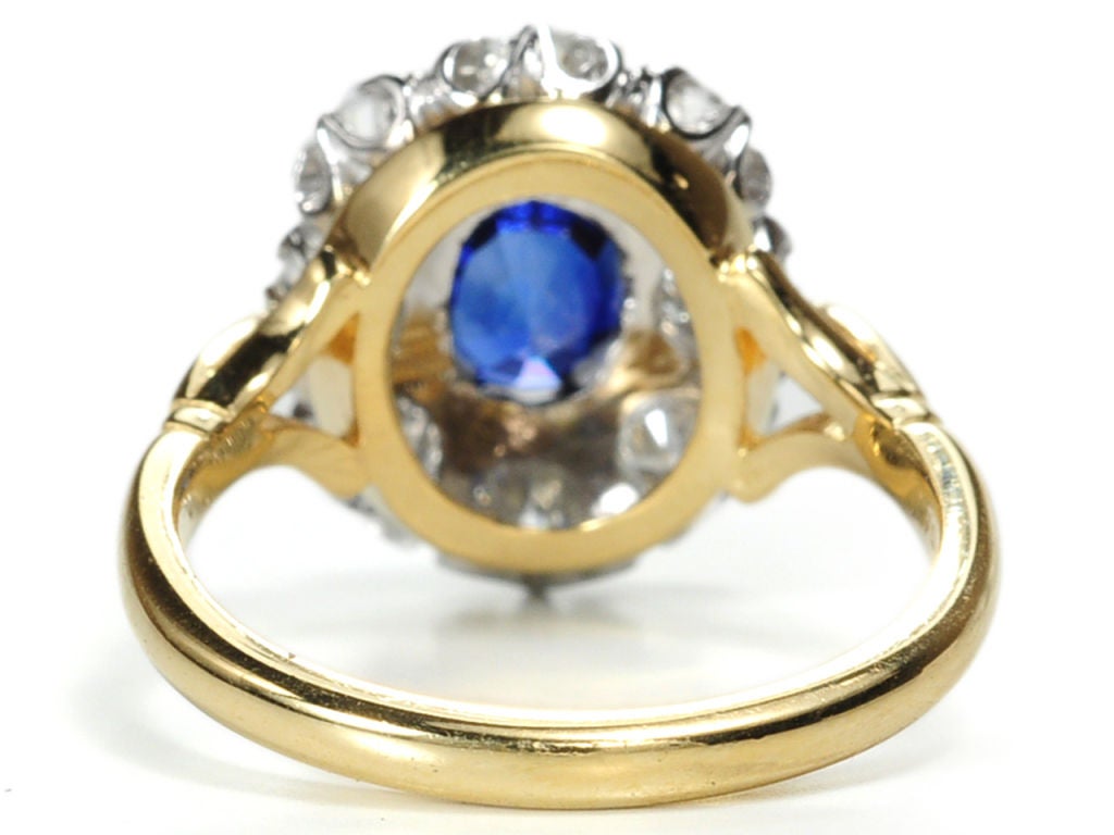 Look of the Decade: Sapphire Diamond Cluster Ring For Sale 2
