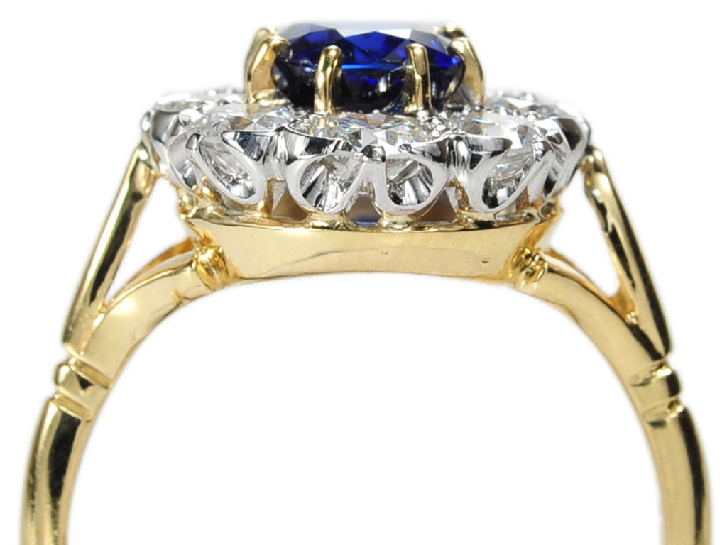 Look of the Decade: Sapphire Diamond Cluster Ring For Sale 3