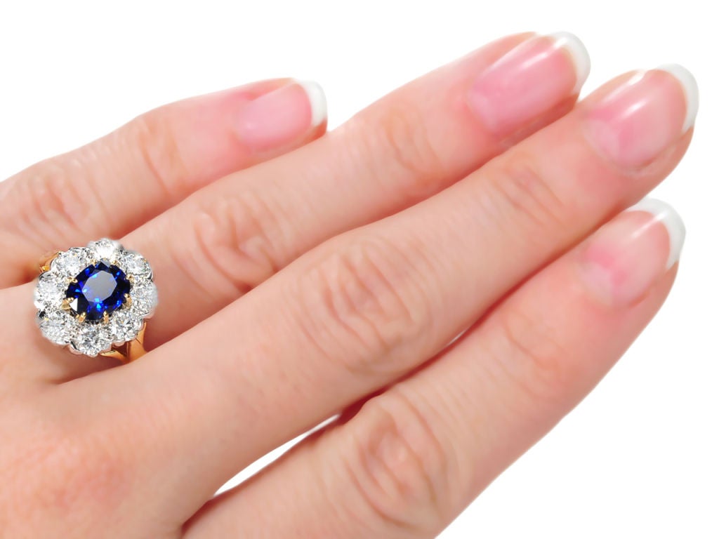 Look of the Decade: Sapphire Diamond Cluster Ring For Sale 4