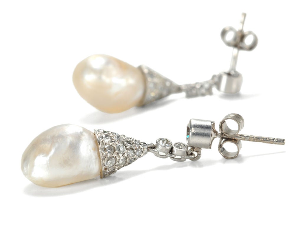 Fine Edwardian jewelry harkened back to the ornate and bejeweled fashion of the 18th century. Diamonds, of course were essential and often paired with pearls and always with an elegance few other styles could capture.<br />
<br />
An understated