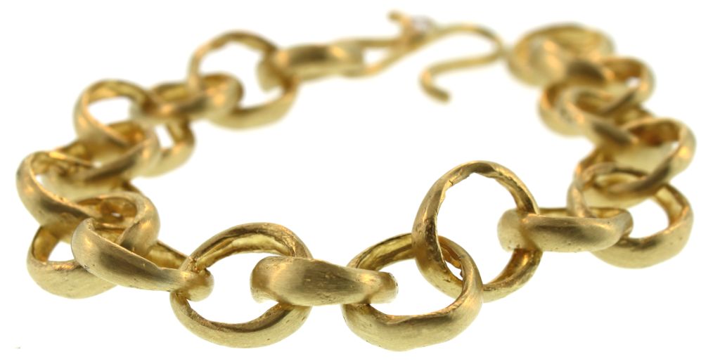 Super chic and easy to wear, this 18k gold link bracelet will become a staple piece in your wardrobe. At a comfortable weight of approximately 43.10 grams, this piece feels really nice on the wrist. A disc of pavé diamonds on the clasp. Total length