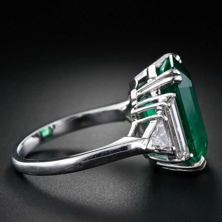 Contemporary 7.00 Carat Emerald and Diamond Ring
