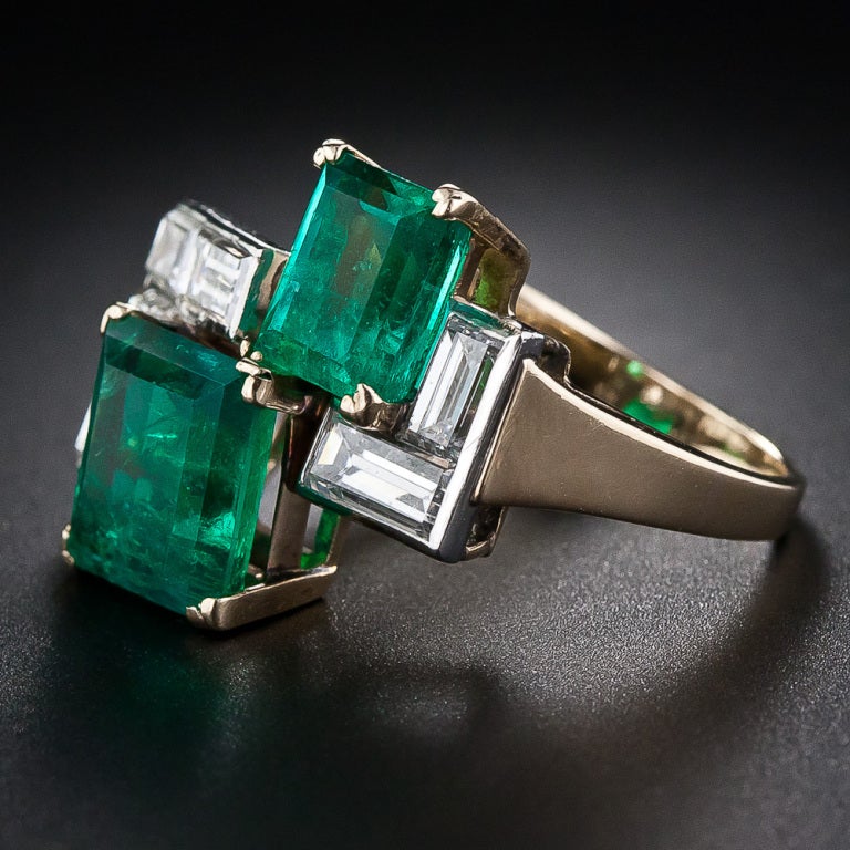 Women's 5.00 Carats Emerald and Diamond 1950's Ring For Sale