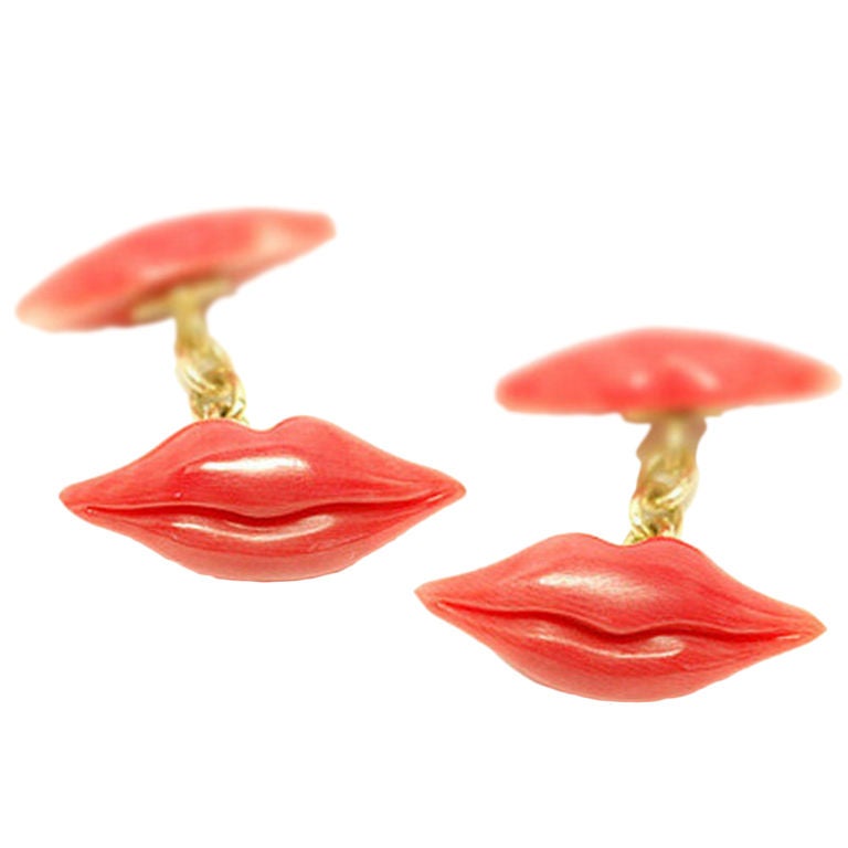 A Pair Carved Coral Lip Motif Cufflinks