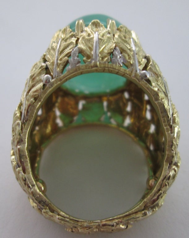 Centring on an oval jadeite cabochon, to a stylised leaves 18 karat white and yellow gold mount.

Size 6 1/2



Signed M.Buccellati