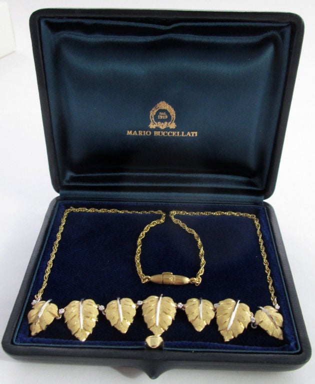PLEASE NOTE: OUR PRICE IS FULLY INCLUSIVE OF SHIPPING, IMPORTATION TAXES & DUTIES

Very realist yellow and white 18kt gold leaf motive necklace.

Each leaf is beautifully textured and detailed.

Long 41 cm, 16.4 in
Weight: 18.1 gr

Signed