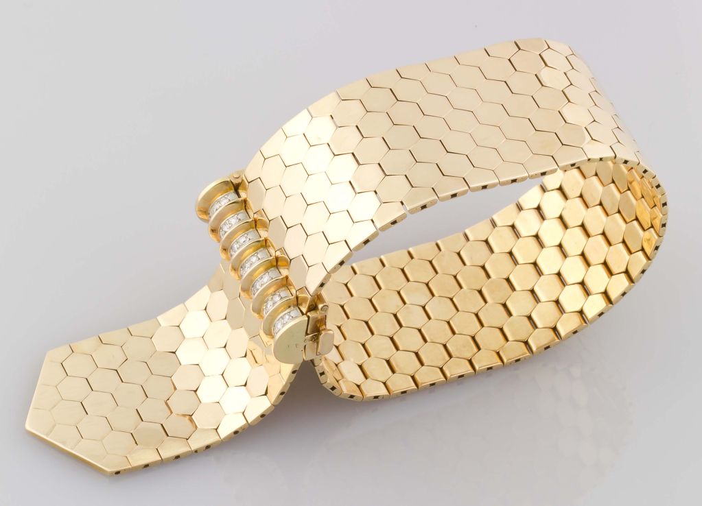 Chic Retro 18k gold honeycomb pattern buckle bracelet with platinum set diamonds. The clasp is set with approx. 1.00 carat of high grade white diamonds. Of French origin and circa 1940s.  This bracelet is reminiscent of the Van Cleef & Arpels