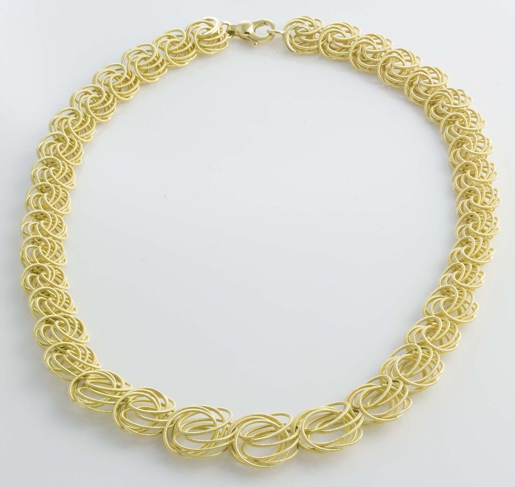 Chic and unusual 18K yellow gold wire link necklace by Buccellati. It is designed as a series of interlocking wire rings in series, graduated from 12mm by the clasp to 18mm by the center. Each wire ring is made in the traditional Buccellati