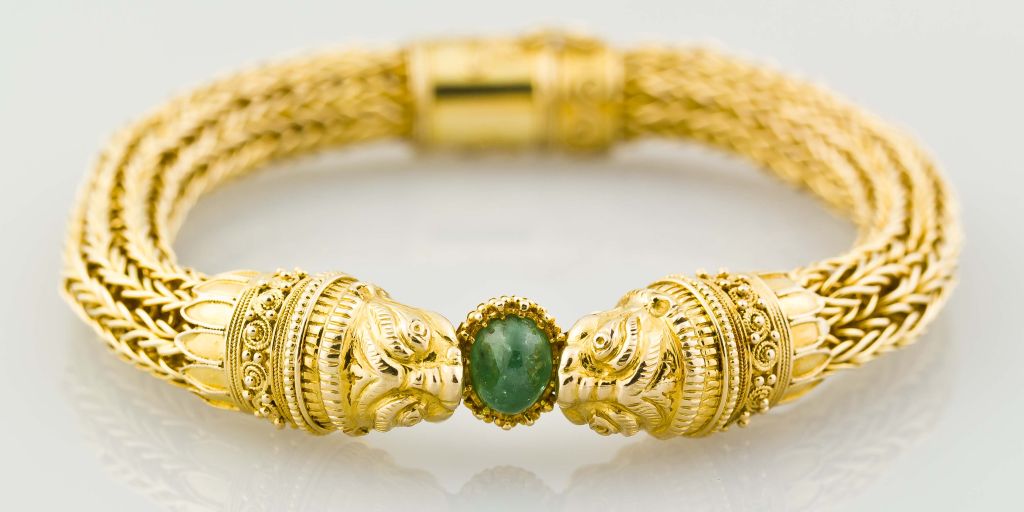 Women's VAN CLEEF & ARPELS Etruscan Revival 18K Gold Emerald Bracelet