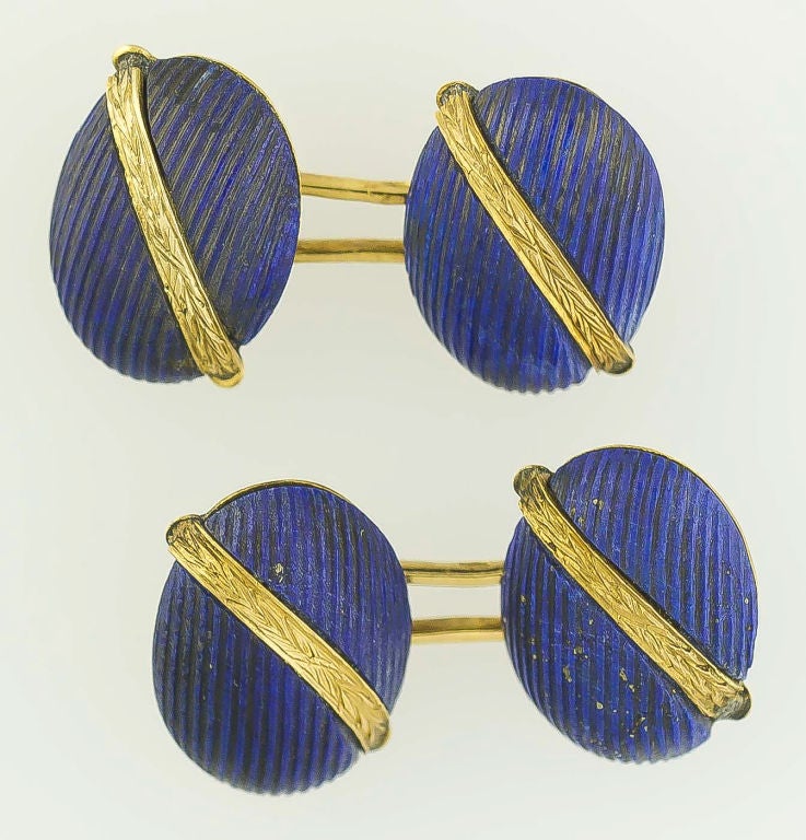 Rare and refined pair of 18K gold and lapis cufflinks of the Edwardian era, circa 1905-1915, by renown jewelry house Lacloche Freres. The cufflinks feature a ribbed design on the front, with an 18K gold ornately designed strip going diagonally