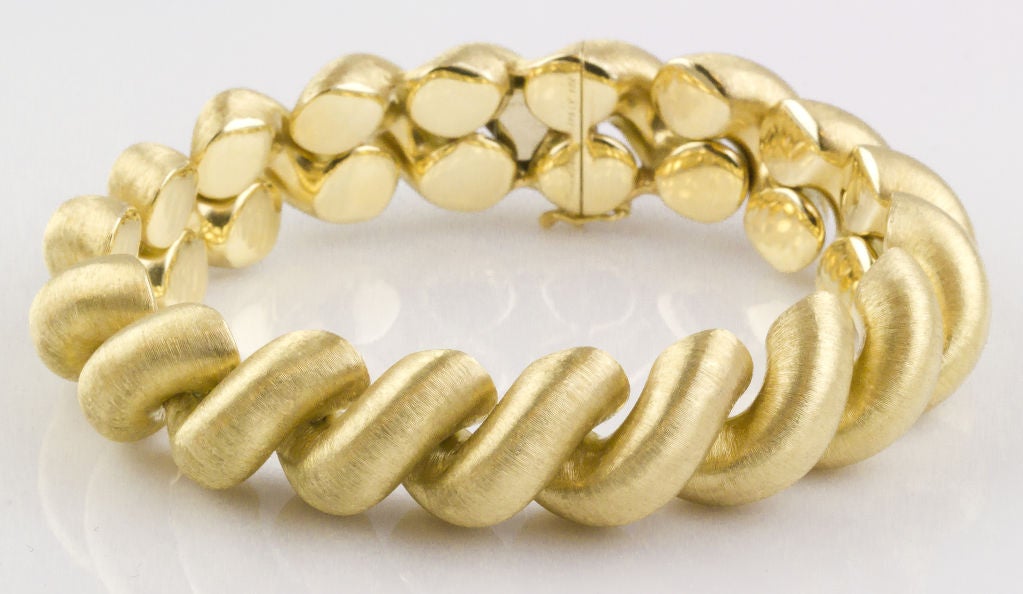 Elegant 18K yellow gold link bracelet from the 