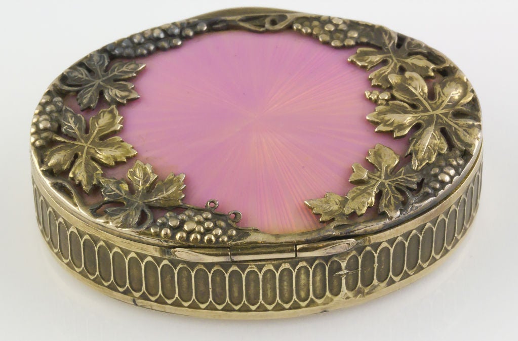 Russian Art Nouveau Gold Enamel Pill Box In Good Condition For Sale In New York, NY
