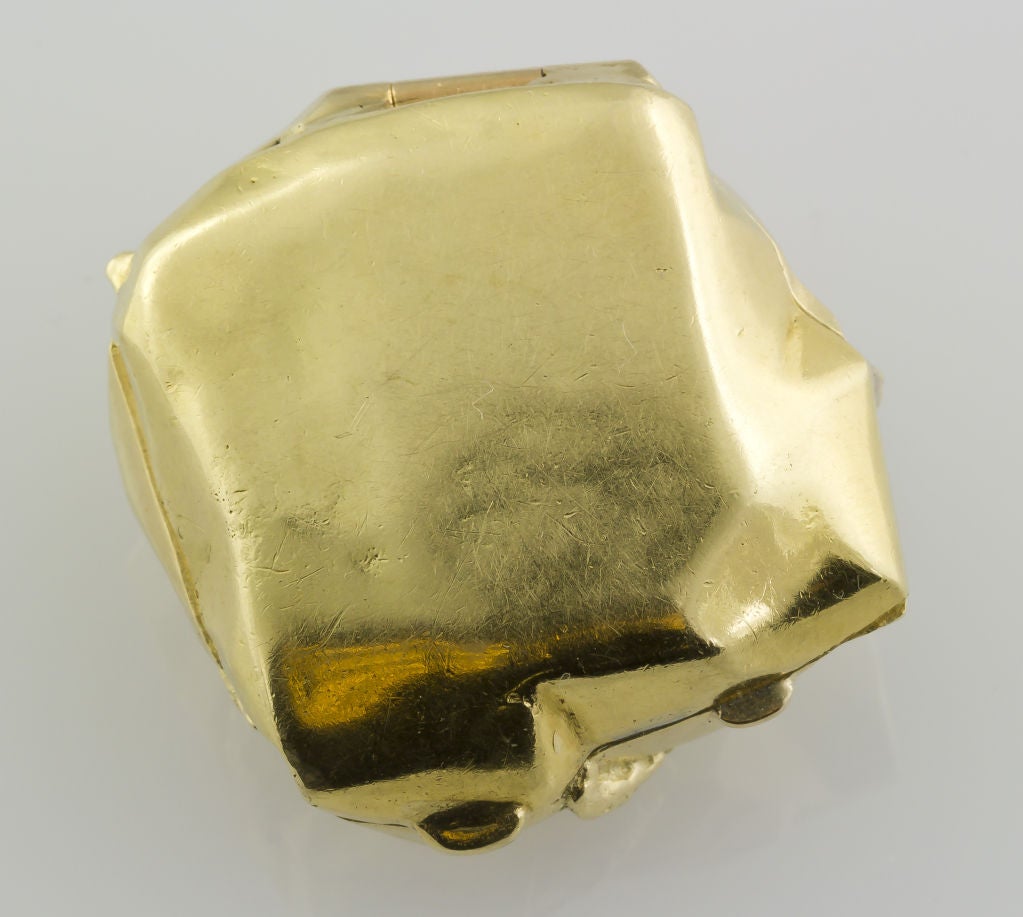 Rare and collectible 18K yellow gold pill box in the form of a rock with a starfish sitting on top of it, by Tiffany & Co. Schlumberger, 1970s. <br />
Hallmarks: Tiffany, 18K, Schlumberger.
