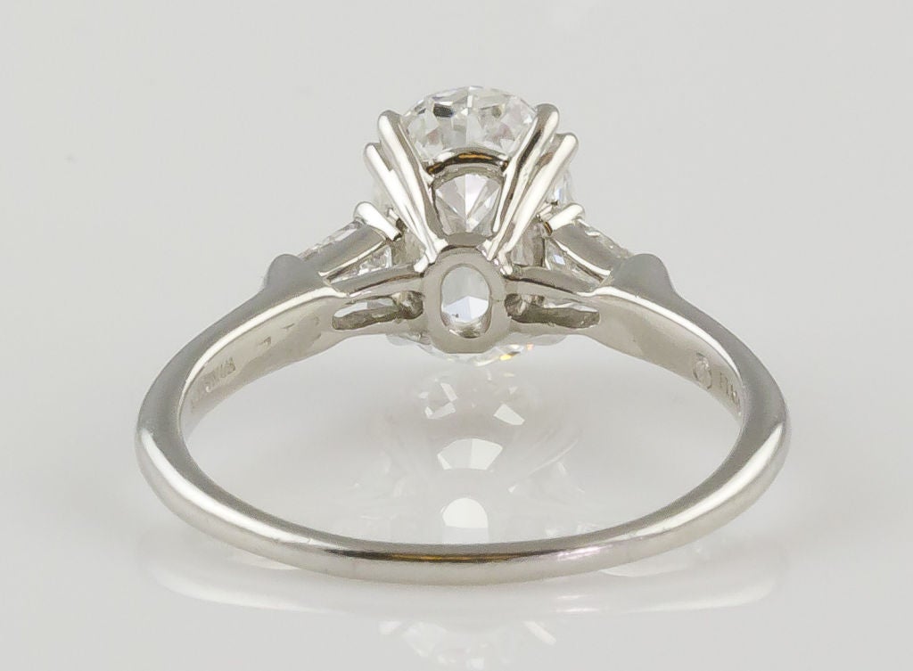 Contemporary HARRY WINSTON Oval-Shaped Diamond Platinum Ring