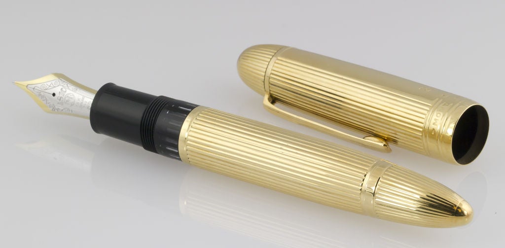 Elegant and masculine 18K yellow gold ribbed fountain pen from the 