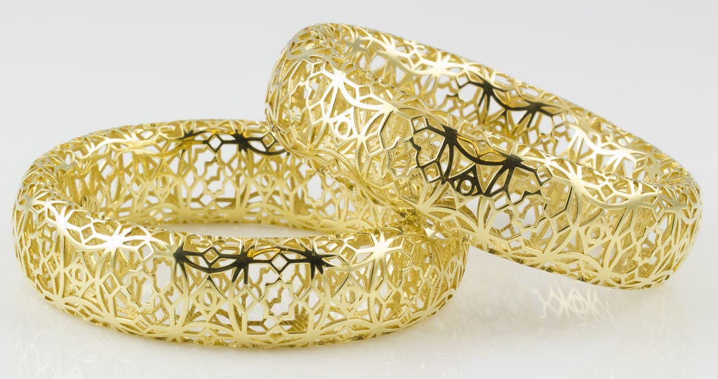 Chic and impressive 18K yellow gold bangle bracelets (PAIR) from the 