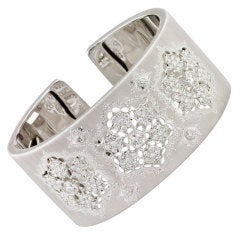 BUCCELLATI Bracelet manchette large en or blanc et diamants