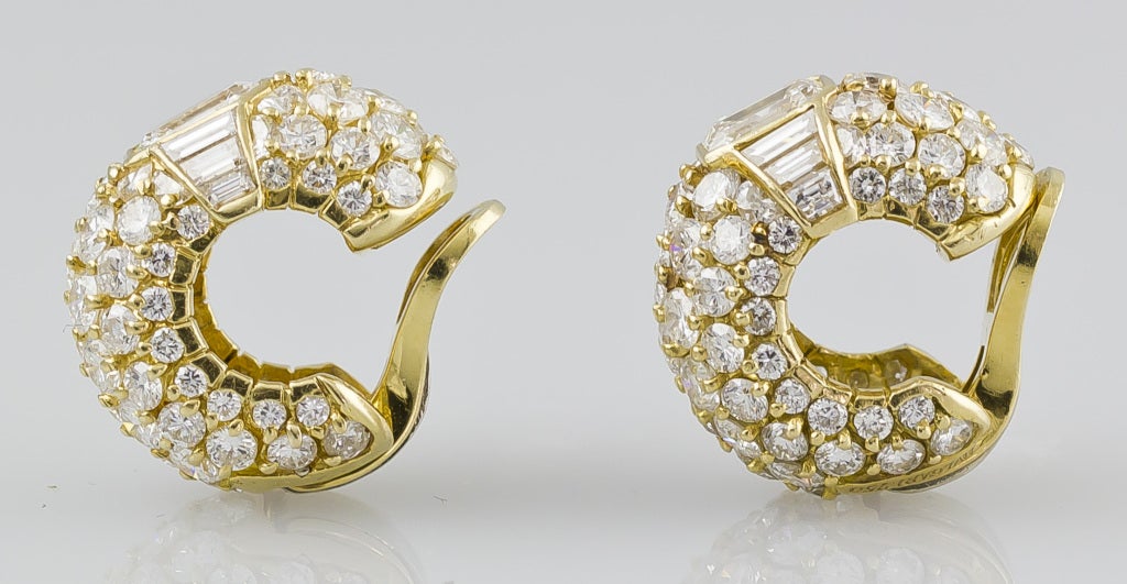 BULGARI Important Diamond Gold Earrings In Excellent Condition In New York, NY