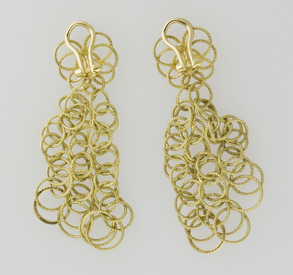 Chic and elegant 18K yellow gold drop earrings from the 