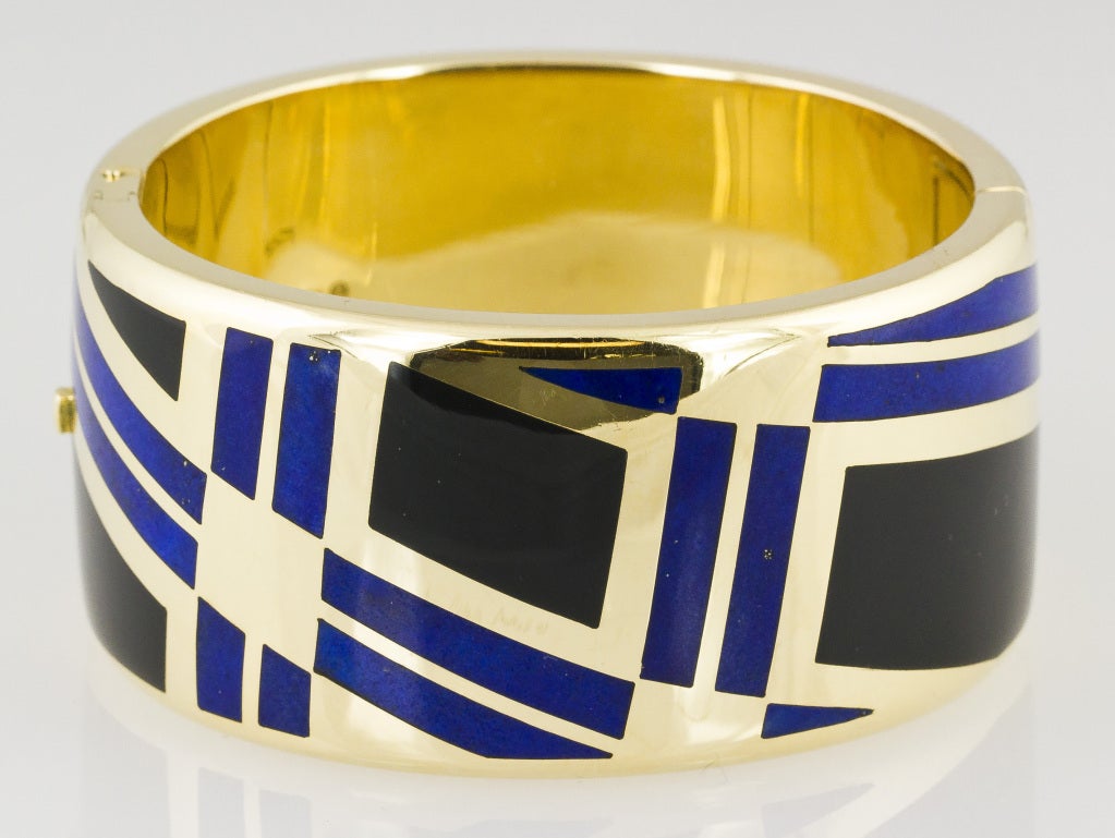 Stylish and highly collectible 18K yellow gold bangle bracelet with inlaid black jade and lapis lazuli, by Tiffany & Co. designed by Angela Cummings circa 1970s. It features a highly desirable pattern of a geometric nature that is among the