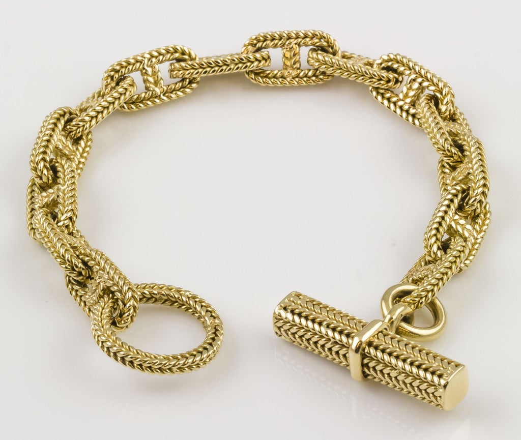Stylish and elegant 18K yellow gold toggle link bracelet from the 
