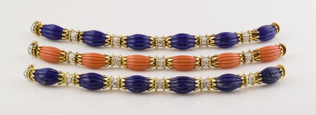 VAN CLEEF & ARPELS Bracelets en or et platine sertis d'un trio de diamants, de lapis et de corail